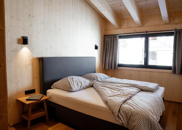 - Enzian בית הארחה