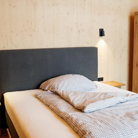 - Enzian בית הארחה 4*