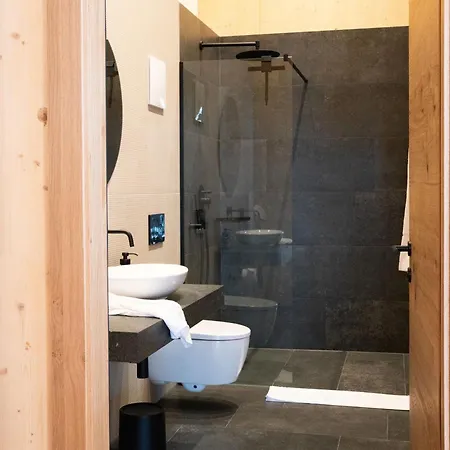 - Enzian בית הארחה 4*